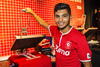 "Tecatito" Corona, de 20 años de edad, fue presentado ante la prensa y convivió con los aficionados del club, quienes de inmediato se tomaron algunas fotos, además firmó sus primeros autógrafos como nuevo elemento del equipo holandés.