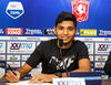 "Tecatito" Corona, de 20 años de edad, fue presentado ante la prensa y convivió con los aficionados del club, quienes de inmediato se tomaron algunas fotos, además firmó sus primeros autógrafos como nuevo elemento del equipo holandés.