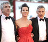 Sandra Bullcok y George Clooney posaron juntos en la alfombra roja en la apertura del Festival de Cine de Venecia.