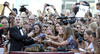 George Clooney acaparó la atención, desfilando solo y repartiendo sonrisas y autógrafos.