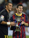 Lionel Messi dsifrutando de un título más en su carrera junto a su compañero Pinto.