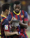 Alex Song contempla el trofeo de la Supercopa con su compañero Neymar.