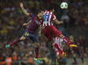 Mascherano disputando un balón en el aire contra el brasileño Diego Costa.