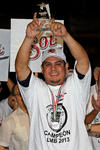 Carlos Peralta, propietario del Tigres recibe el trofeo de campeon de manos de Plinio Escalante, presidente de la Liga Mexicana de Beisbol.