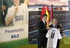 Bale posó junto al presidente del Real Madrid Florentino Pérez, mostrando su nueva camiseta con el dorsal número 11.