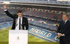 Bale posó junto al presidente del Real Madrid Florentino Pérez, mostrando su nueva camiseta con el dorsal número 11.