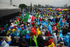 La lluvia no impidió que miles de aficionados acudieran al Estadio Azteca.