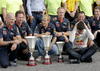Mark Webber y Sebastian Vettel celebran junto al diseñador de monoplazas de Red Bull, Adrian Newey.