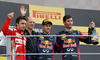 Mark Webber y Sebastian Vettel celebran junto al diseñador de monoplazas de Red Bull, Adrian Newey.