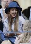 Los actores Amanda Seyfried  y Justin Long observan el juego.