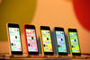"El iPhone 5C es bonito y, sin pedir disculpas, es de plástico", dijo el vicepresidente de comercialización de Apple, Phil Schiller.