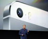 Phil Schiller, vicepresidente de mercadeo mundial de Apple, dijo que el segundo teléfono, el 5S, es "el teléfono con más visión de futuro que hemos creado".