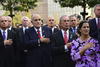 El antiguo alcalde de Nueva York, Rudy Giuliani (i), y el alcalde actual, Michael Bloomberg (3-i, delante) estuvieron presentes en el acto de conmemoración del duodécimo aniversario del atentado.