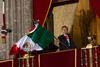 El presidente Peña Nieto ondeó en más de 30 ocasiones la Bandera nacional. Detrás de él sólo estaba su esposa y la escolta de cadetes.