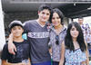 15092013 EN FAMILIA.  Marcela Arellano y Flavio Aldape con sus hijos Natalia y Emilio.