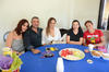 17092013 'BABY SHOWER'.  Michel Rodríguez de Marmolejo en compañía de algunas invitadas a su fiesta de canastilla.