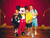 15092013 EN DISNEY.  Familia Matrón con Mickey Mouse.