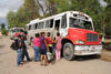 Autobuses rojos fueron llevados a las comunidades rurales para realizar los traslados al gimnasio municipal.
