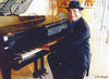 22092013 COMO  su pasatiempo disfruta tocar el piano con la familia y amigos.