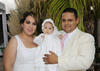 27092013 CON GRAN  alegría Ana Sofía fue llevada a la pila bautismal por sus papás.
