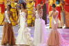 Las participantes cautivaron al publico con su elegancia en el desfile de vestidos de noche.