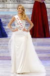 Las participantes cautivaron al publico con su elegancia en el desfile de vestidos de noche.