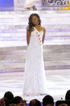 Miss Australia Erin Holland, desfiló con un vestido morado en su participación en el certamen.