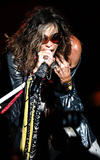 Los chicos malos de Boston, integrados por Steven Tyler, Joe Perry, Brad Whitford, Tom Hamilton y Joey Kramer, presentaron una función con múltiples pantallas que los mostró hasta en formato 'comic', mientras se paseaban por un repertorio que incluyó temas clásicos de la década de los 90 a su nuevo disco.