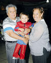 29092013 CUMPLEAñERO.  Jesús Gerardo en compañía de sus abuelitos: Bulmaro Reyes Barrientos y Olga Cepeda Ramírez.
