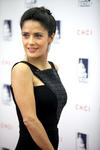 Salma desfiló por la alfombra roja de la trigésima sexta Gala Anual de Premios CHCI en Washington.