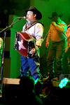Intocable salió del escenario, pero sus fans pedían una canción más, los minutos pasaban y el grupo no regresaba, por lo que empezaron los gritos y abucheos de la gente, fue ahí cuando los integrantes regresaron al escenario.
