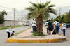 Acuden al llamado. Elementos del Ejército también apoyaron en el aseo de cruces como la avenida Abasolo y calle Mina de Torreón.