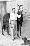 MARGARITA  Jiménez Anaya el dí­a que cumplió 15 años en 1958. La acompañan sus padrinos, Arturo Rodríguez Cepeda y Sra. Adelina Laví­n de Rodrí­guez, y sus papás, César Jiménez y Tere Anaya.