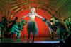 El segundo acto también destaca cuando "Fiyero" (Jorge Lau) y "Elphaba" se manifiestan su amor y hacen suspirar a través de "Mientras viva en ti", o cuando "Elphaba" y "Glinda" sellan su amistad en "Por ti".