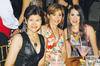 La festejada con su mamá, Sra. Olivia Diosdado de Betancourt y su futura suegra Sra. Sandra de Ávila, organizadoras del inolvidable evento.