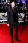 El actor británico Tom Hiddleston lució sonriente al desfilar por la alfombra roja.