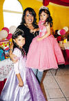 Lindas Princesas.  Estefy y Daniela Ruiz Madrigal con su mamá, Maribel Madrigal.