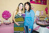 Será niño. Marcela Esquivel González el día de su prenatal. La acompaña Ninfa Enríquez Santos, anfitriona del evento.