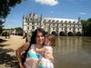 Idoia y su hija Ainhoa en el Castillo de Chenonceau, Francia