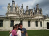 Manuel y Marjolaine Leal con su hija Aitana en el castillo de Chambord, Francia