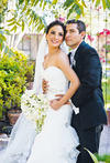 IBQ Jéssica Magali Aldaco de Alba e Ing. Osman Jonathan Ramí­rez Robles, el dí­a de su boda, en una foto de estudio.- Rofo Fotografía