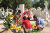 Las familias barrieron y adornaron las tumbas con flores.