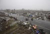 El aeropuerto en Tacloban, a unos 580 kilómetros (360 millas) al sureste de Manila, estaba convertido en un desastre lodoso lleno de escombros, techos derruidos y automóviles volcados.