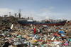 El aeropuerto en Tacloban, a unos 580 kilómetros (360 millas) al sureste de Manila, estaba convertido en un desastre lodoso lleno de escombros, techos derruidos y automóviles volcados.