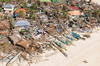 Unas 10,000 personas habrían muerto tan sólo en una ciudad de las Filipinas luego que uno de los peores tifones de que se tenga registro provocó marejadas gigantes que arrastraron viviendas y escuelas.
