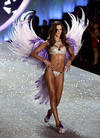 La brasileña Adriana Lima camina cautivó a los asistentes.