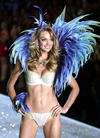 La modelo holandesa Doutzen Kroes lució un sensual conjunto negro.