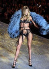 La top model brasileña Alessandra Ambrosio deslumbró como cada año en el desfile.