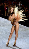 La modelo holandesa Doutzen Kroes lució un sensual conjunto negro.