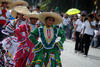 Carros alegóricos, bailes folclóricos, mujeres disfrazadas de adelitas y demás participantes, por su parte, adornaron la conmemoración del 103 aniversario de la Revolución Mexicana en Gómez Palacio.